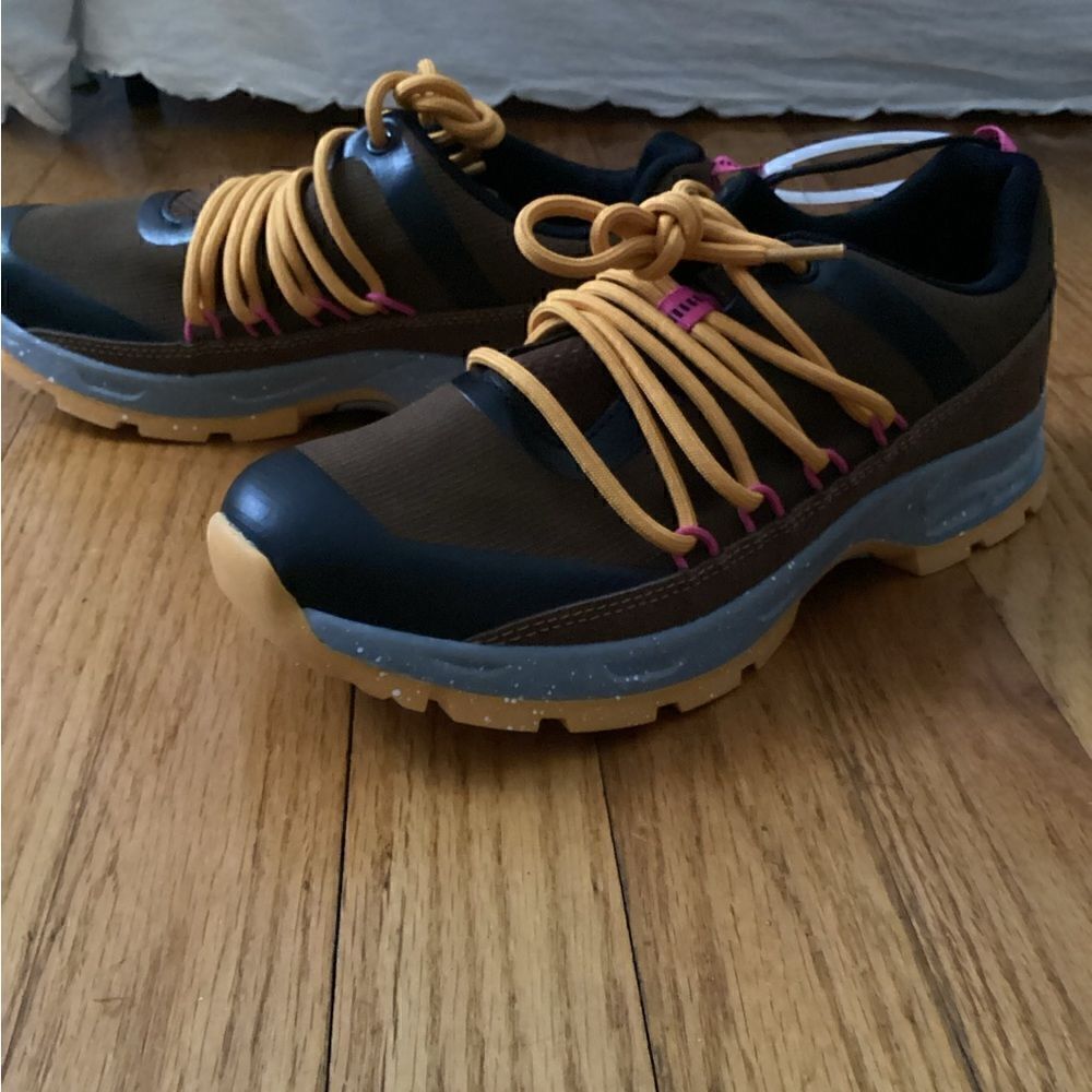NWT Skora Sz 8 Brown and black trail track, Terra shoes, suede trim, with treads